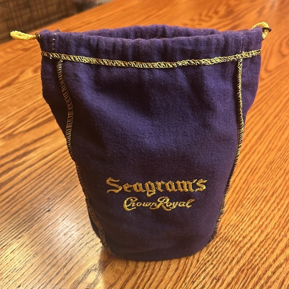 Vintage 1963 Seagram’s Crown Royal Canadian Whisky Fifth Empty Bottle w/ Pouch - Picture 14 of 14